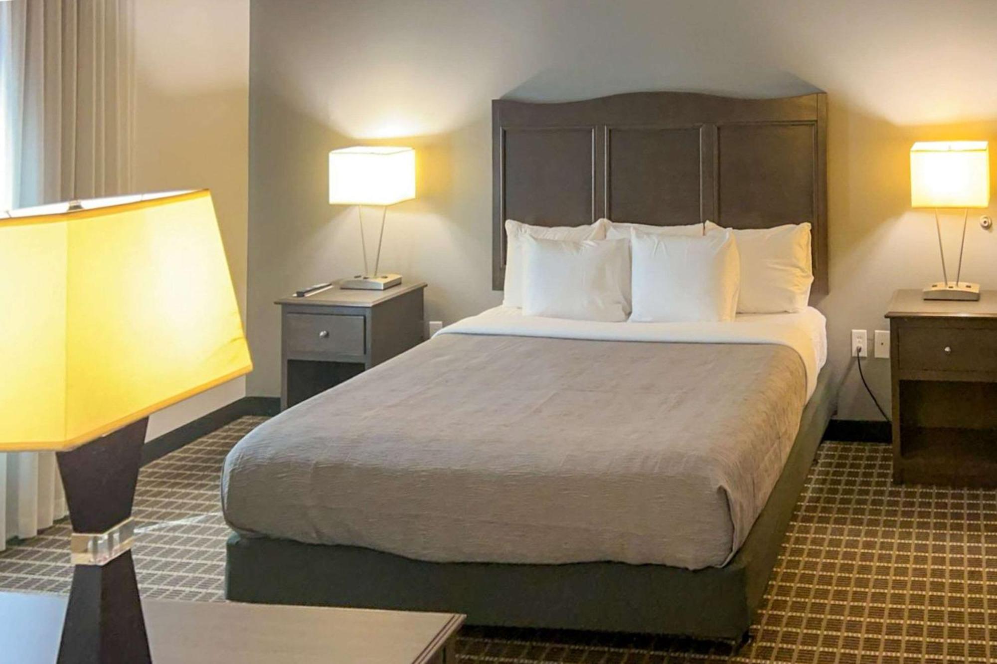 Quality Inn & Suites Pearsall Ngoại thất bức ảnh