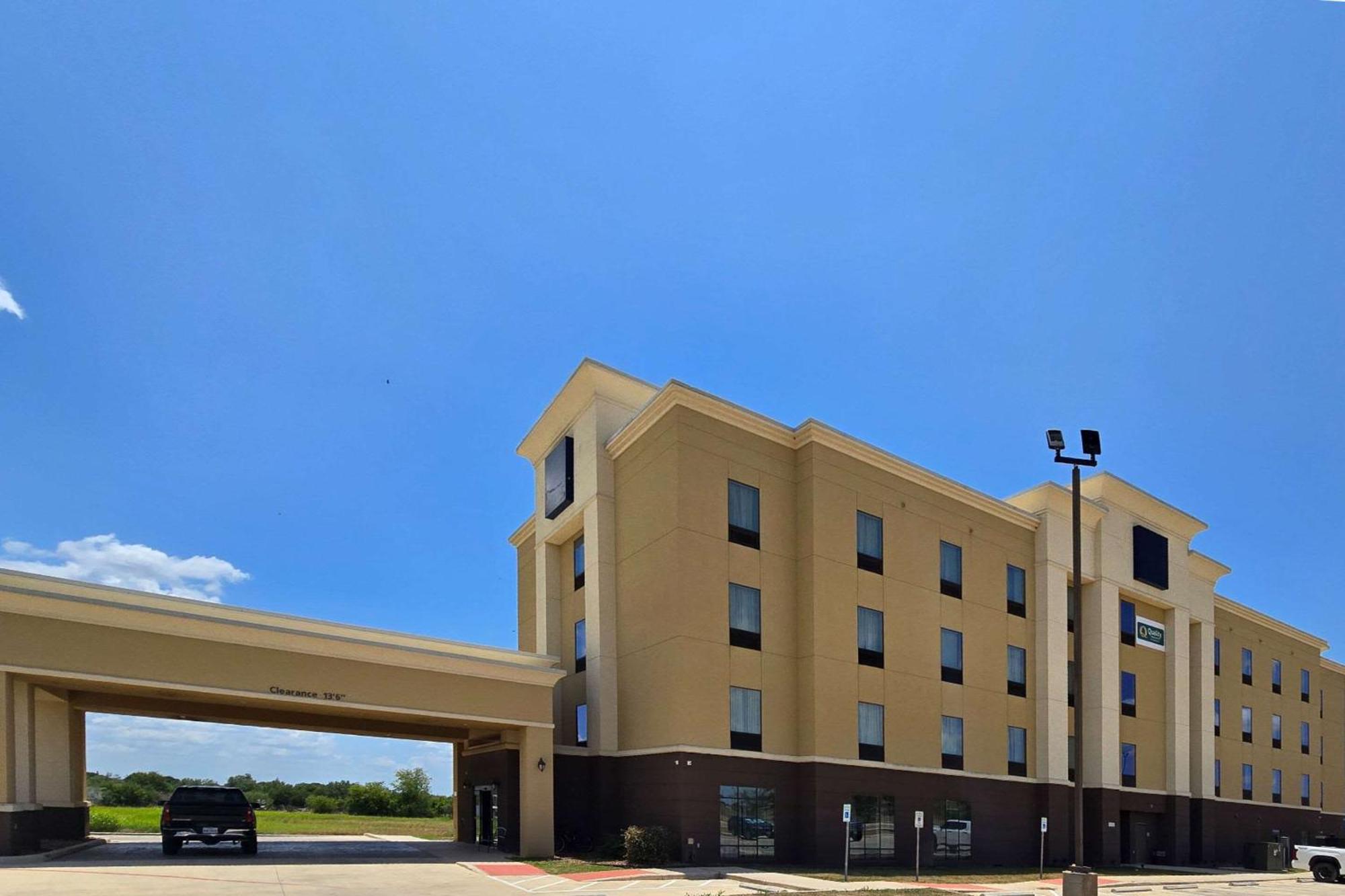 Quality Inn & Suites Pearsall Ngoại thất bức ảnh